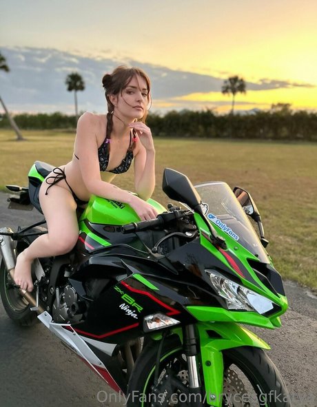 brycesgfkatya ヌードのポルノスター 写真