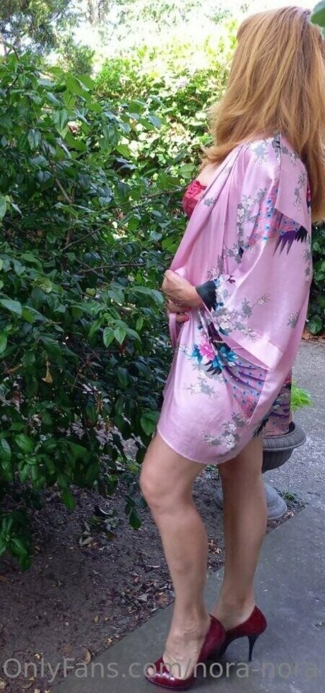 naked nora スター 画像