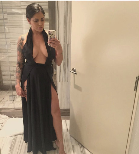 大学生のオンリーファンズ アート裸 画像