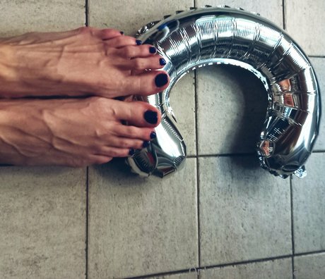 clarita feet ヌードスター 画像