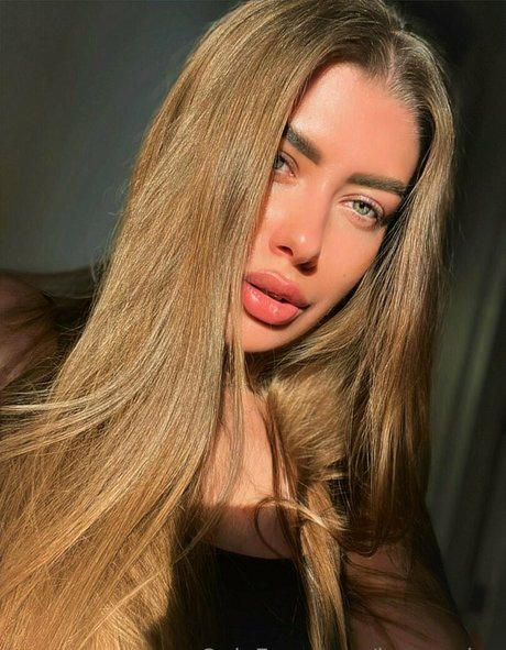 loveyarina ポルノモデル 写真