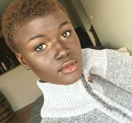 Khoudia Diop かわいいポルノスター 写真