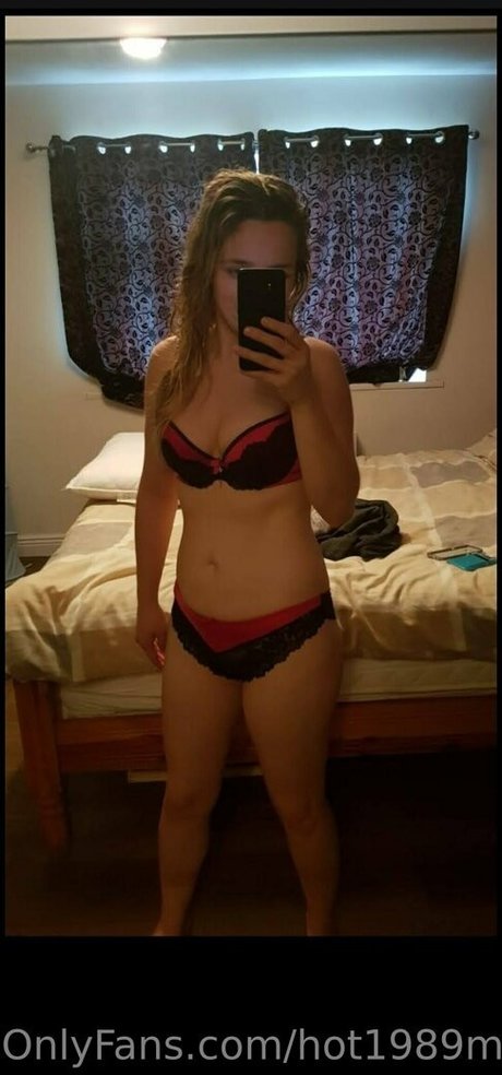 hot1989mom エロティックなモデル 写真