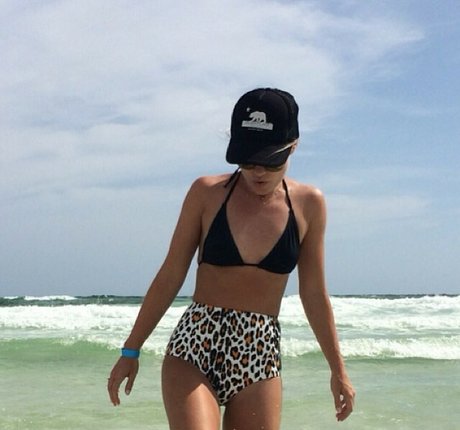 Becca Tobin 裸のモデル ギャラリー