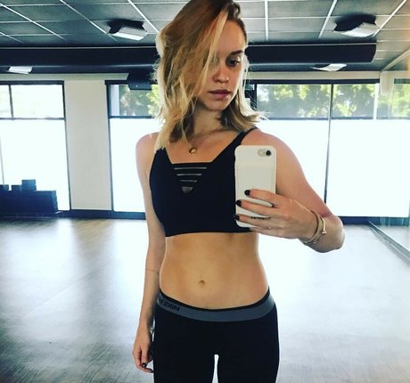 Becca Tobin ポルノスター 可愛い 画像