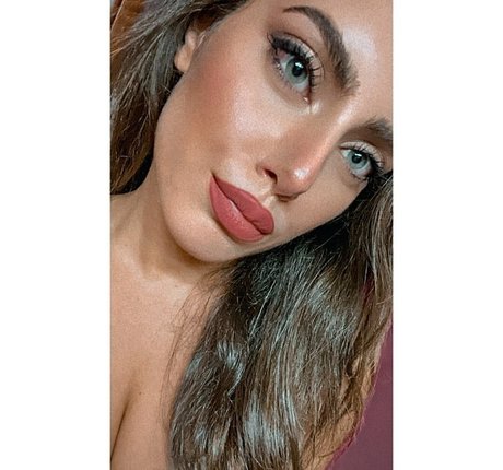 19歳のOnlyFans ポルノ 画像