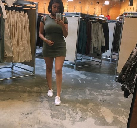 小柄なティーンオンリーファン ホット 画像