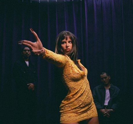 Nathy Peluso アートモデル 写真