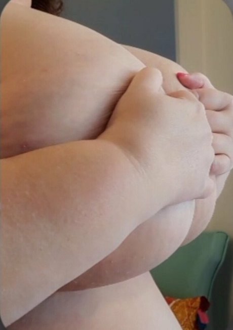 太めのブロンドオンリーファンズ アート裸 写真