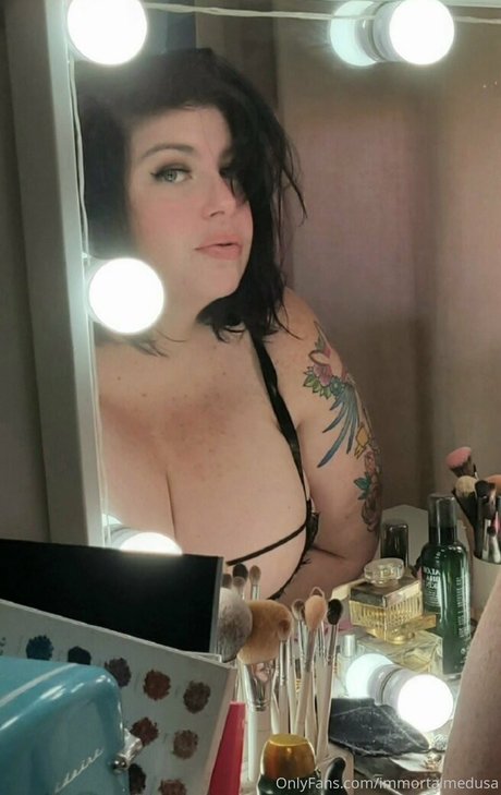 曲線美の女の子オンリーファンズ エロチック 写真