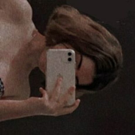 曲線美のクーガーOnlyFans アート裸 画像