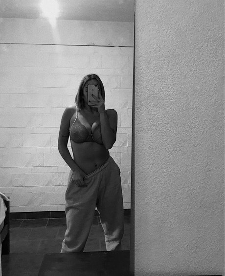 年配の熟女オンリーファンズ ヌード 写真