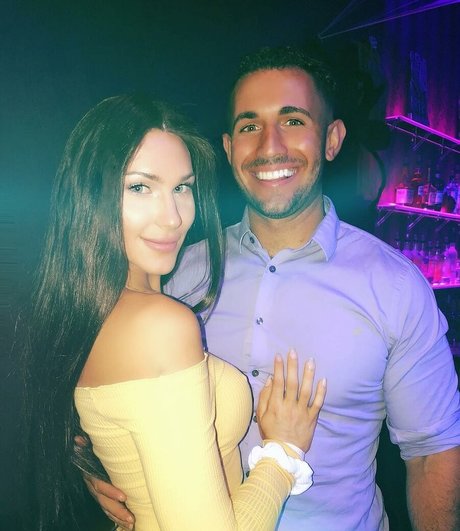 Dezmin Schubel セクシー女優 写真