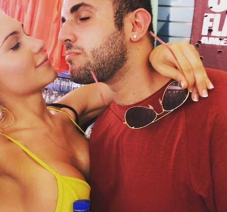 大きな乳首オンリーファンズ ホットポルノ 写真