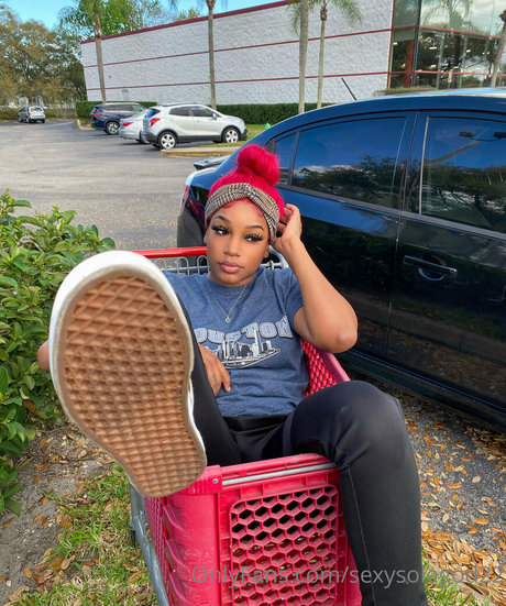 ブラックマジックオンリーファンズ セクシー 写真