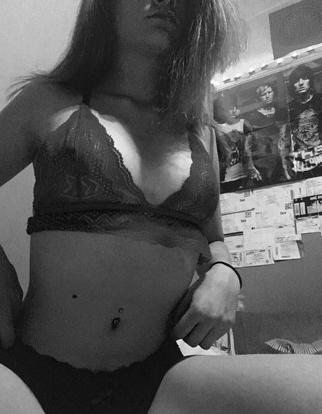 Yasmin Barnes ヌードスター 画像