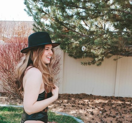 大きな黒い猫OnlyFans アートポルノ 画像