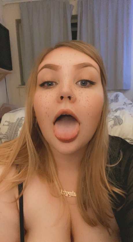 pr1ncessgl1tter エロティックなモデル 写真