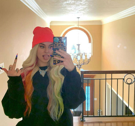 垂れ下がった熟女OnlyFans ホットヌード 写真