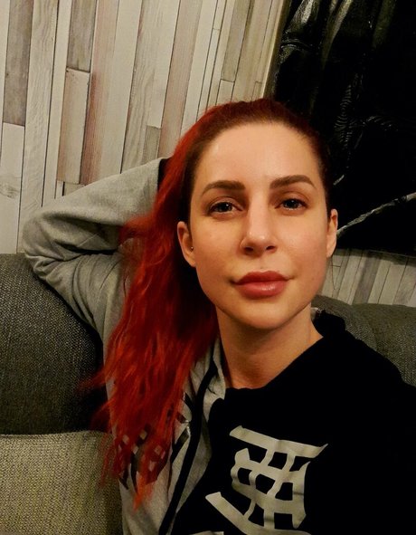 巨乳の赤毛オンリーファンズ 美しいポルノ 写真