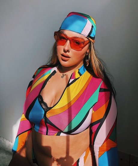 Holly Marston HDスター 写真