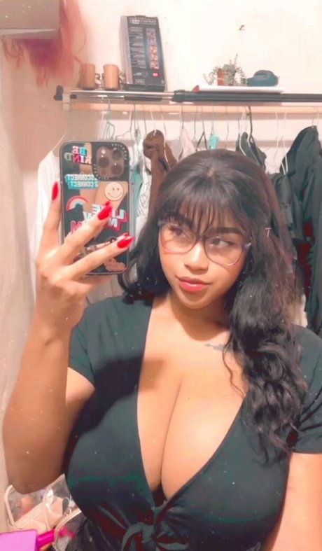 成熟した黒人女性オンリーファンズ エロチック 画像