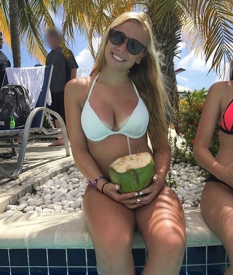 かわいいシーメールオンリーファンズ アダルト 写真