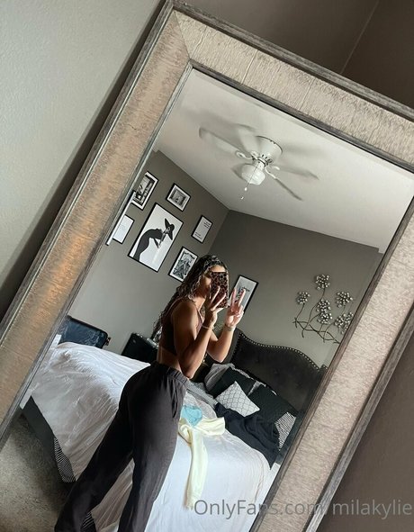 milakylie エロティックなモデル 写真
