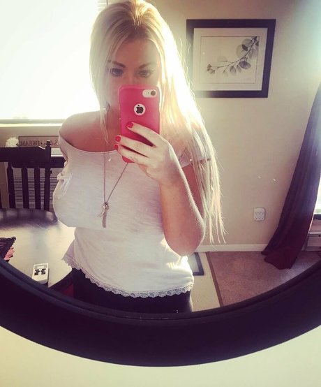 ブラックマジックオンリーファンズ 美しい裸 画像