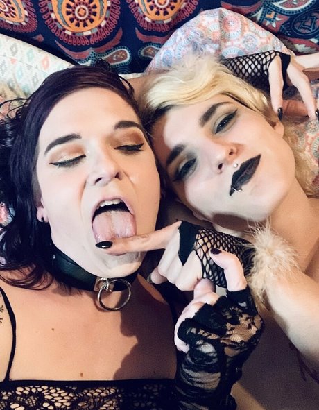 ブルネットの猫OnlyFans ポルノグラフィック 写真