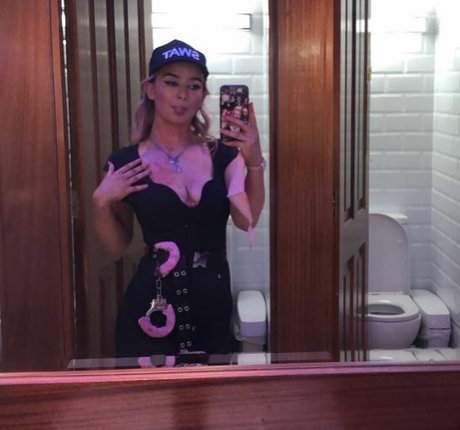 巨乳タトゥーOnlyFans ヌード ギャラリー