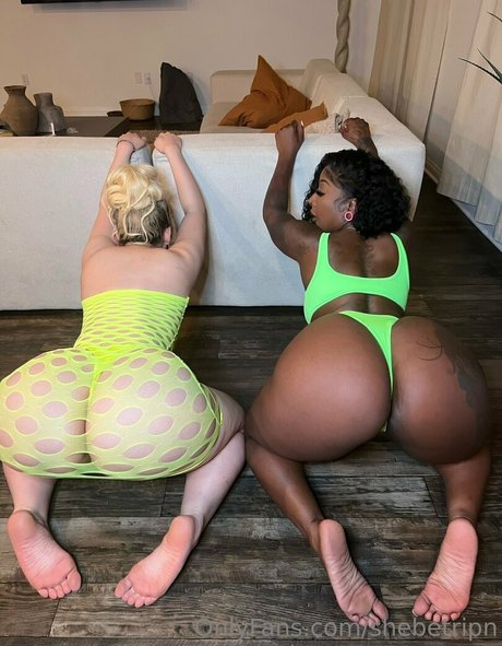 shebetripn アダルト女優 画像