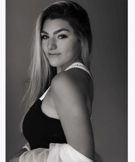 タトゥーを入れた赤毛のオンリーファンズ 無料セクシー 画像