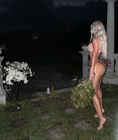 Kate Kirienko 裸のスター ギャラリー