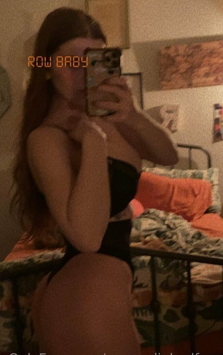 sexyredinbedfree セクシーモデル 写真