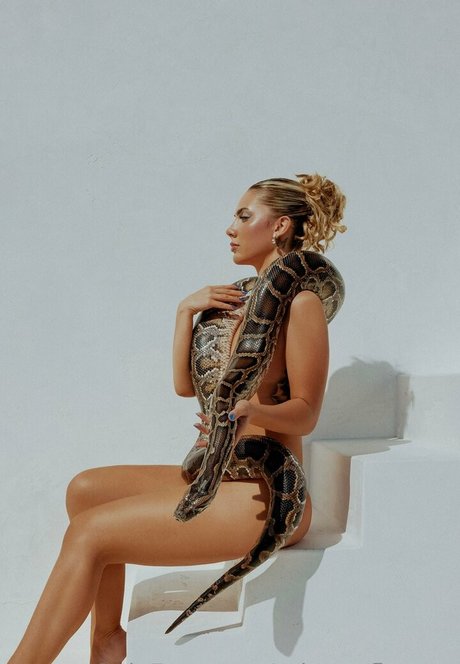 Arianna Flowers ポルノ女優 写真