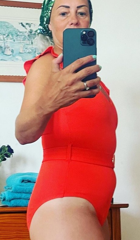 巨乳で曲線美のOnlyFans 裸 写真