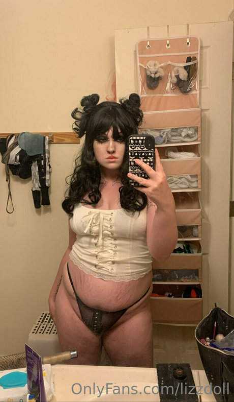 Lizzdoll ポルノモデル 写真