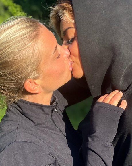 赤毛の熟女オンリーファンズ ホット裸 画像