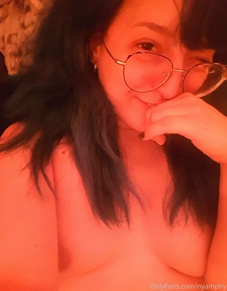 nyamphy ポルノスター エロティック 写真