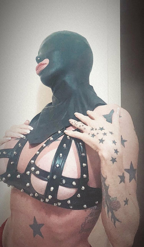 巨乳で曲線美のOnlyFans 素敵 画像