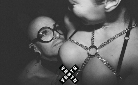 ブッシュ・オンリーファンズ セクシーxxx 写真