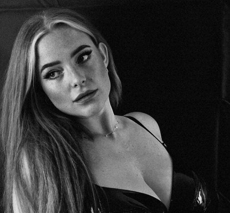 曲線美の女の子オンリーファンズ 美しいポルノ 画像