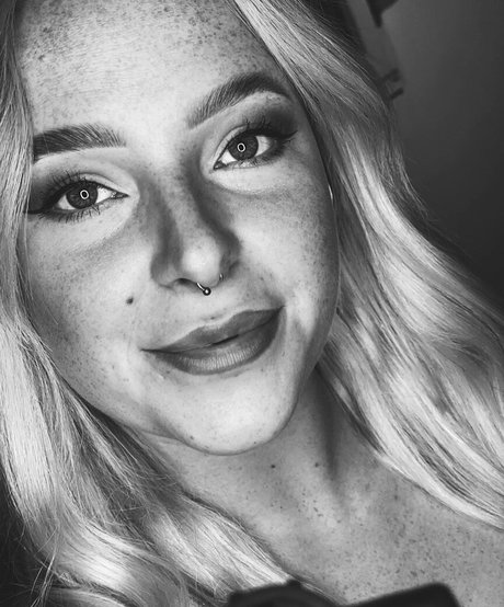 裸の熟女オンリーファンズ エロ 画像