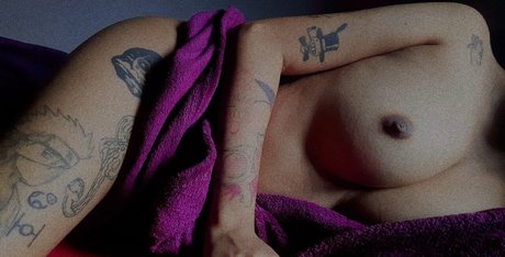 大きな乳首オンリーファンズ ヌード 写真