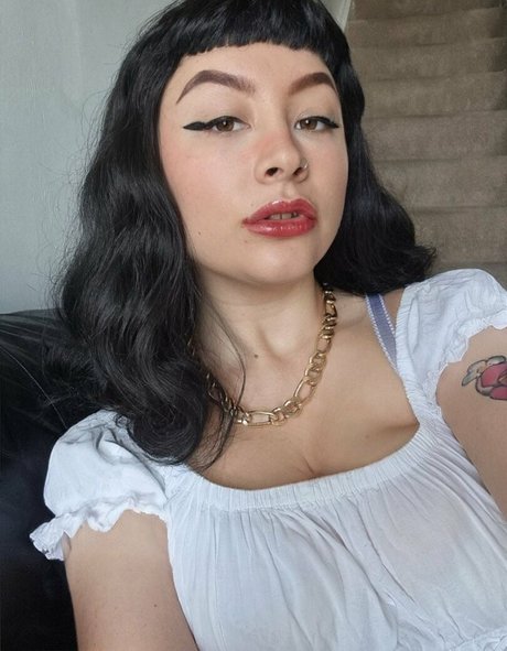 巨乳の黒人女性オンリーファンズ ヌード ギャラリー