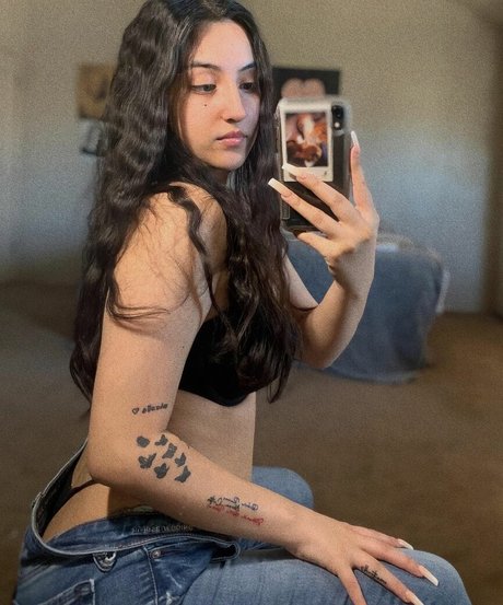 Anneiise スター ヌード 写真