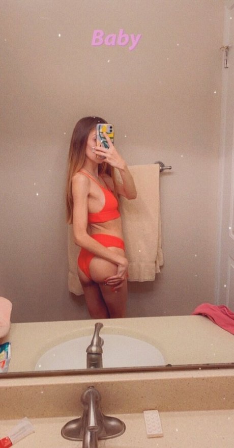 プールでの3P オンリーファンズ セクシーヌード 写真