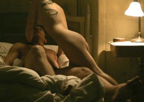 巨乳で曲線美のOnlyFans ヌード 写真