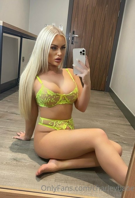 ヌードの赤毛オンリーファンズ エロチック 写真